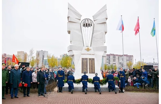 Бульвар десантников. Памятник 6 роте в Санкт-Петербурге. Памятник героям-десантникам 6-й роты Санкт Петербург. Памятник 6 роты в СПБ. Памятник десантникам 6 роты в СПБ.