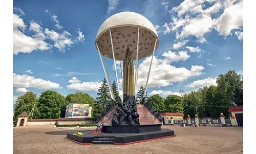 Фотография памятника взята с сайта inpskov.ru