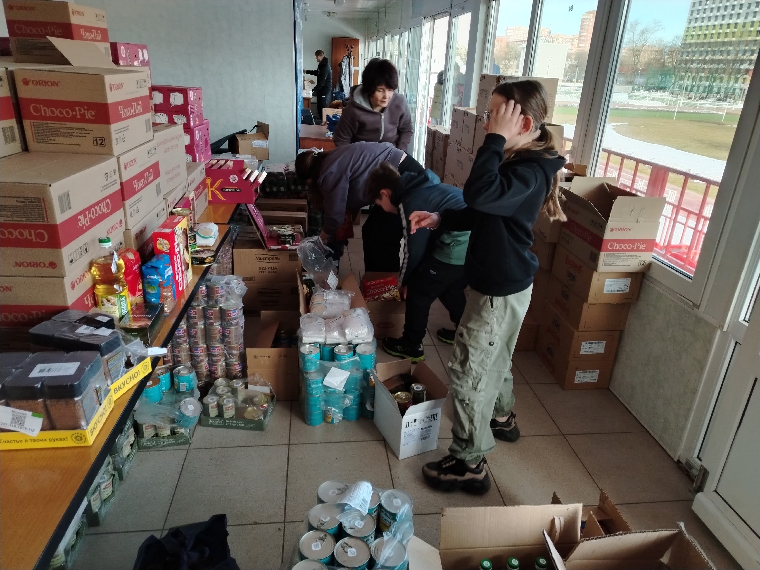 Выдача продовольственных наборов для поддержки ветеранов Великой Отечественной войны, жителей блокадного Ленинграда, узников концлагерей, матерей и вдов погибших бойцов, ветеранов локальных конфликтов, участников СВО